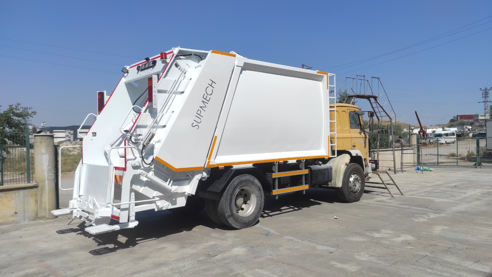 Hidrolik sıkıştırmalı çöp kamyonları